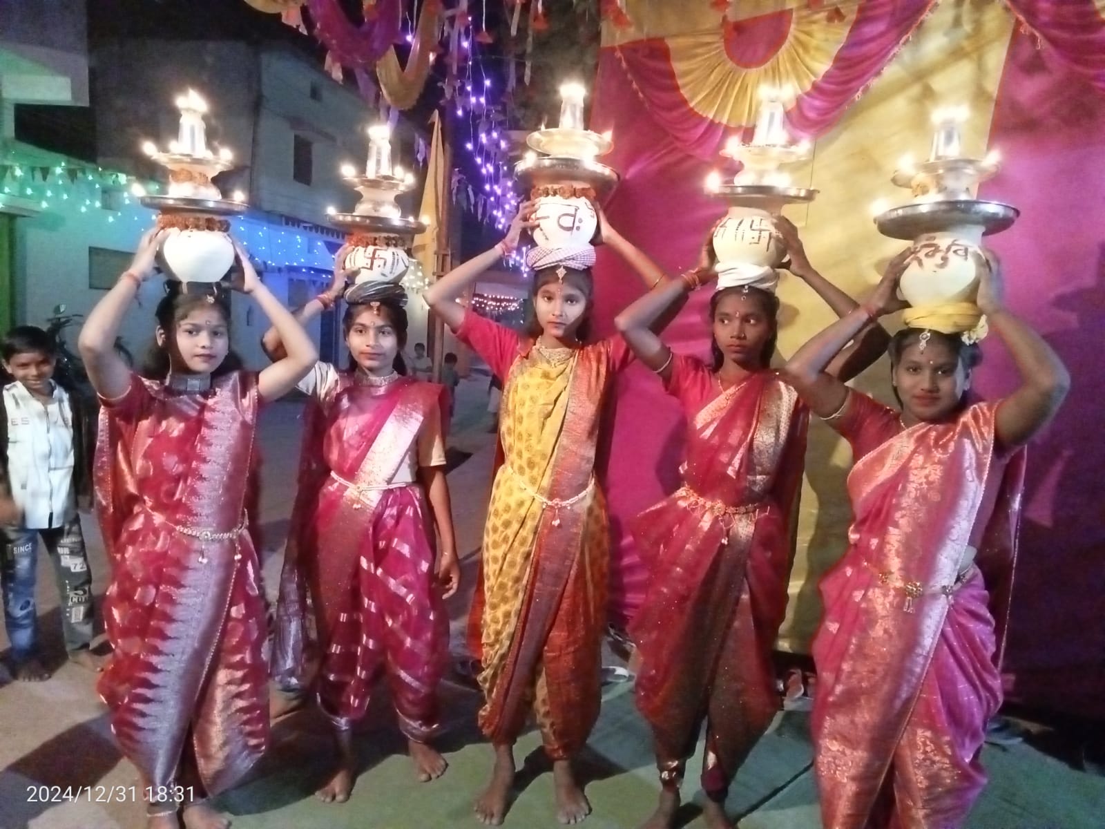 ग्राम देमार में आयोजित दीप यज्ञ के दौरान कार्यक्रम की प्रस्तुति देती हुई बालिकाएं। ग्राम देमार में आयोजित दीप यज्ञ के दौरान कार्यक्रम की प्रस्तुति देती हुई बालिकाएं।