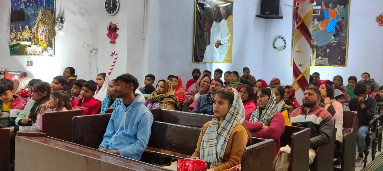 नववर्ष पर सिटी मैथौडिस्ट चर्च दांग बारादरी में न्यू ईयर आराधना में उपस्थित लाेग नववर्ष पर सिटी मैथौडिस्ट चर्च दांग बारादरी में न्यू ईयर आराधना में उपस्थित लाेग