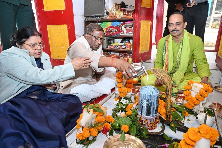 नए साल पर राज्यपाल ने मंदिर में पूजा-अर्चना करते हुए राज्यपाल लक्ष्मण प्रसाद आचार्य। नए साल पर राज्यपाल ने मंदिर में पूजा-अर्चना करते हुए राज्यपाल लक्ष्मण प्रसाद आचार्य।