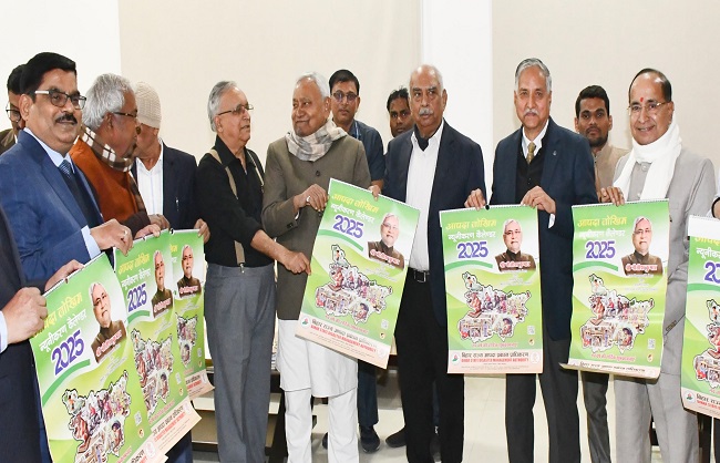 मुख्यमंत्री आपदा प्रबंधन विभाग के कैलेंडर का लोकार्पण करते मुख्यमंत्री आपदा प्रबंधन विभाग के कैलेंडर का लोकार्पण करते