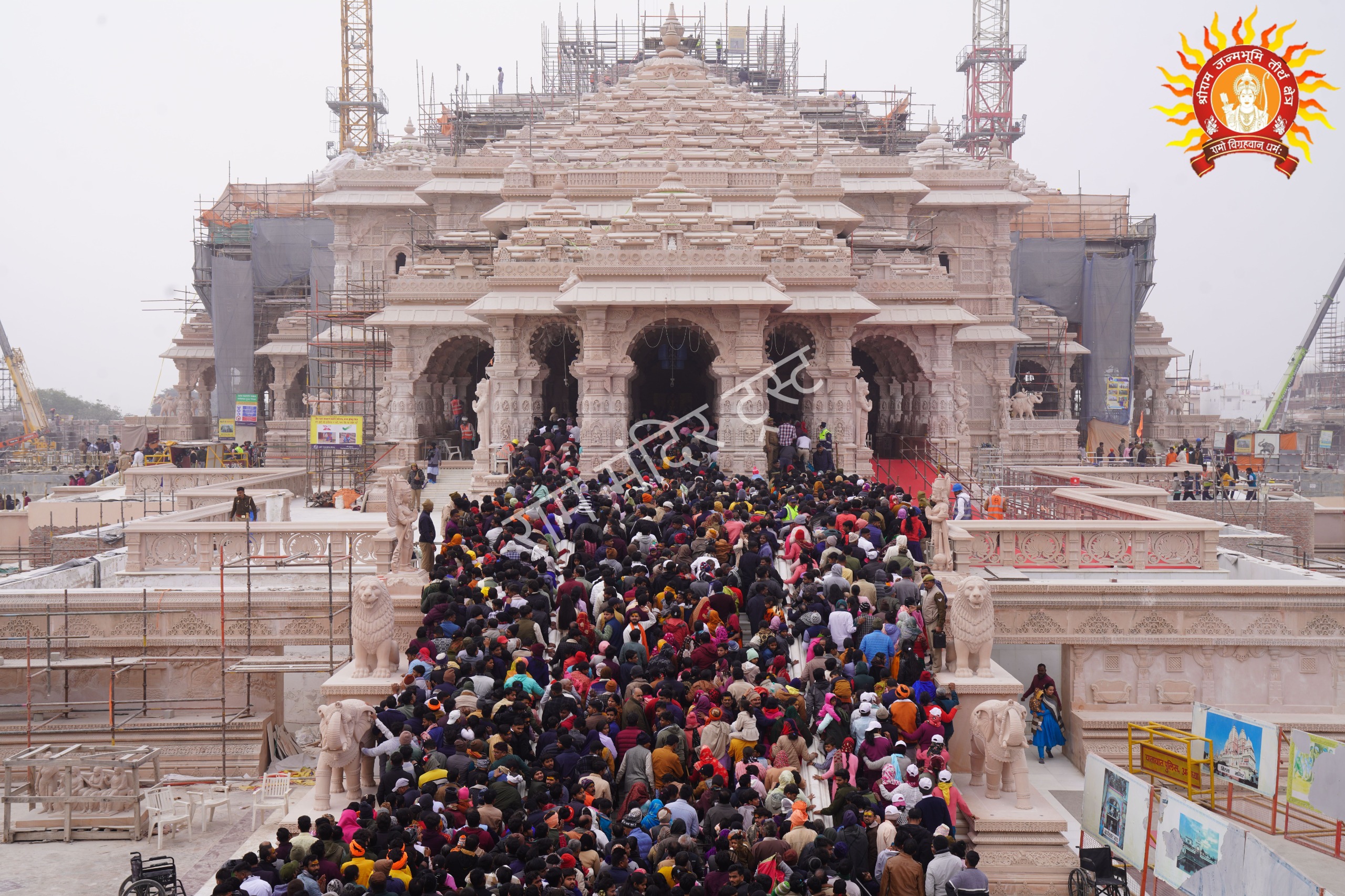 श्री राम जन्मभूमि मंदिर में राम लला को माथा टेकने पहुंचे लाखों श्रद्धालु श्री राम जन्मभूमि मंदिर में राम लला को माथा टेकने पहुंचे लाखों श्रद्धालु