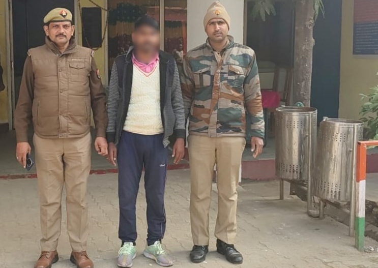 गिरफ्तार गोवंश तस्कर के साथ पुलिस। गिरफ्तार गोवंश तस्कर के साथ पुलिस।