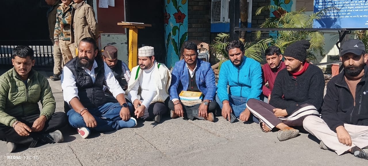 धरना देते हुए। धरना देते हुए।