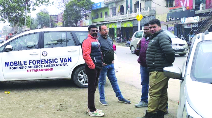 घटनास्थल पर मौजूद पुलिस घटनास्थल पर मौजूद पुलिस