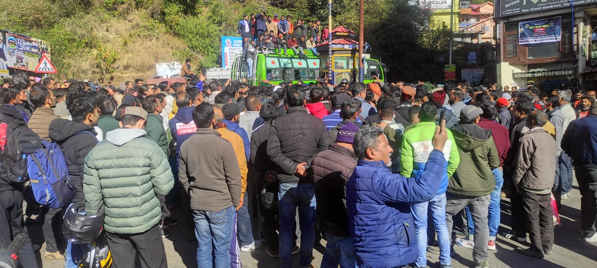 चक्का जाम करते लोग चक्का जाम करते लोग