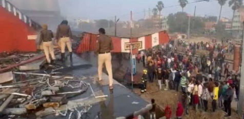 आग बुझाते अग्निशमन अधिकारी आग बुझाते अग्निशमन अधिकारी