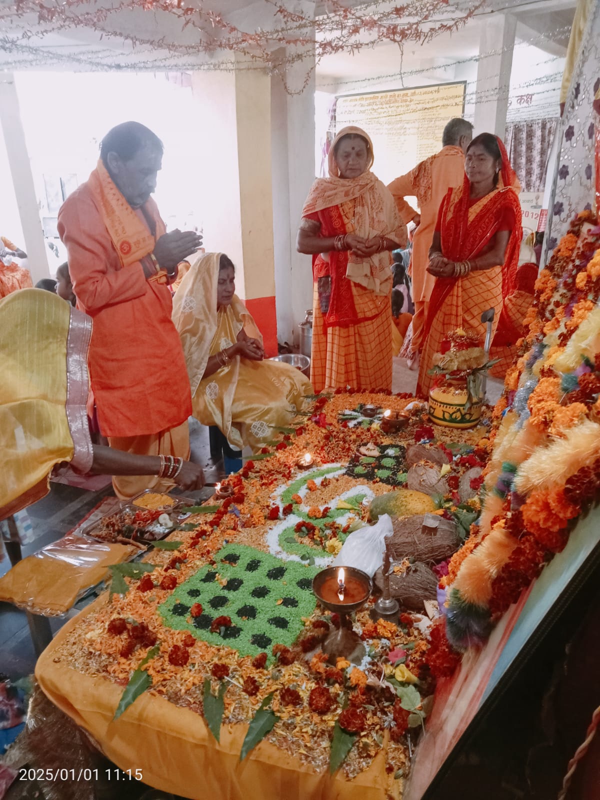 यज्ञोपवीत कार्य के दौरान पूजन करते हुए यज्ञाचार्य चेलादास वैष्णव। यज्ञोपवीत कार्य के दौरान पूजन करते हुए यज्ञाचार्य चेलादास वैष्णव।