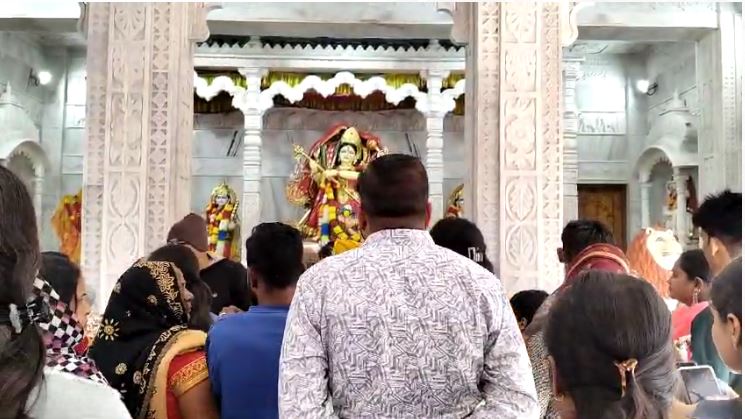 नए साल के पहले दिन मंदिरों में उमड़ी भक्तों की भीड़ नए साल के पहले दिन मंदिरों में उमड़ी भक्तों की भीड़