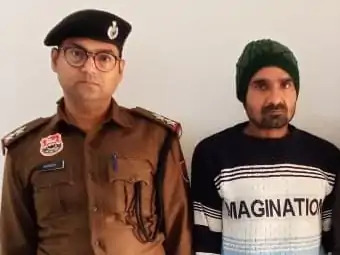 पुलिस की गिरफ्त में साइबर ठग। पुलिस की गिरफ्त में साइबर ठग।