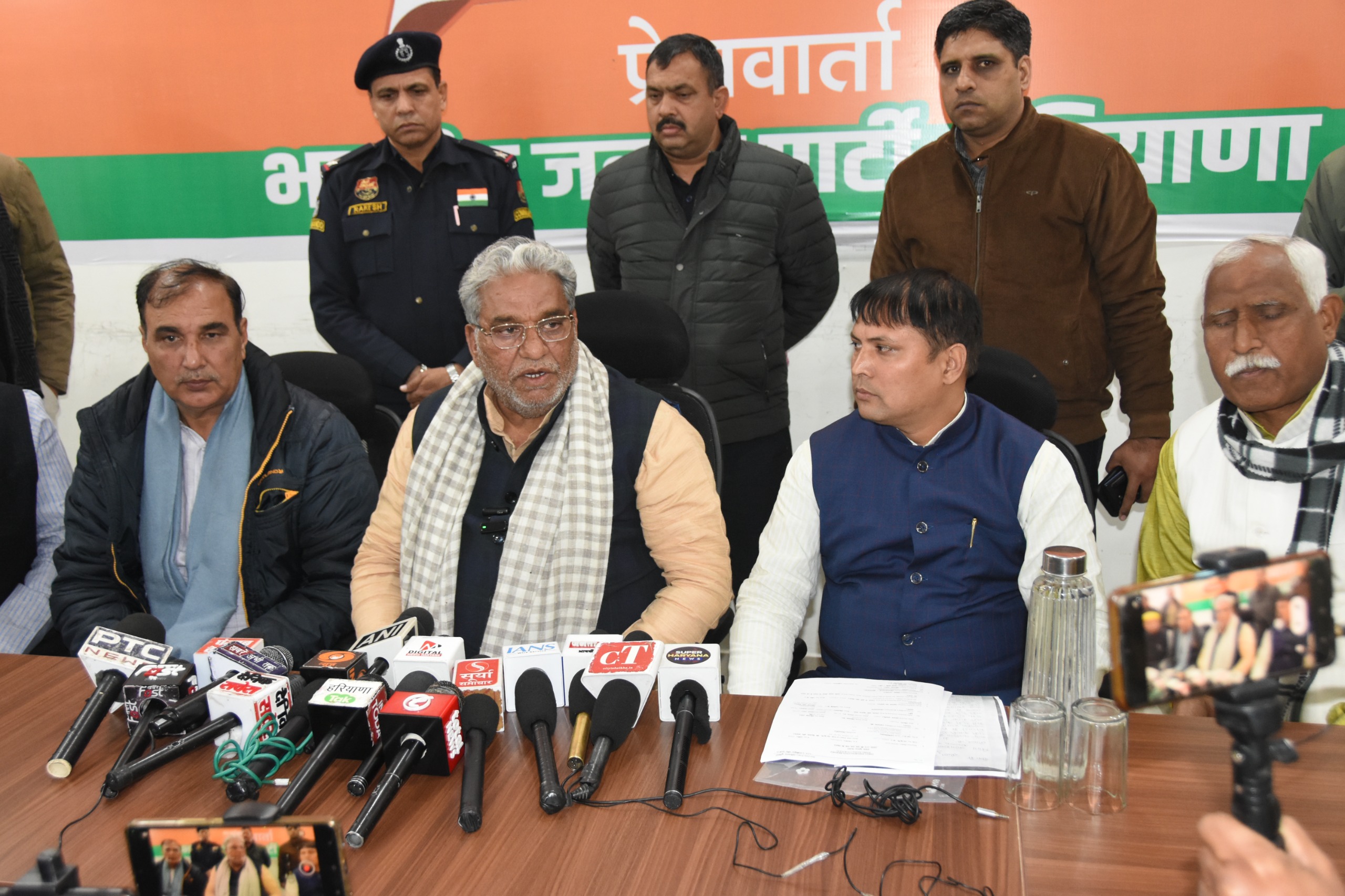 फोटो कैप्शन 1 आरटीके5 : बीजेपी के प्रदेश कार्यालय मंगल कमल कार्यालय में पत्रकारों से बातचीत करते विकास एवं पंचायत मंत्री कृष्ण लाल पंवार ---------- फोटो कैप्शन 1 आरटीके5 : बीजेपी के प्रदेश कार्यालय मंगल कमल कार्यालय में पत्रकारों से बातचीत करते विकास एवं पंचायत मंत्री कृष्ण लाल पंवार ----------