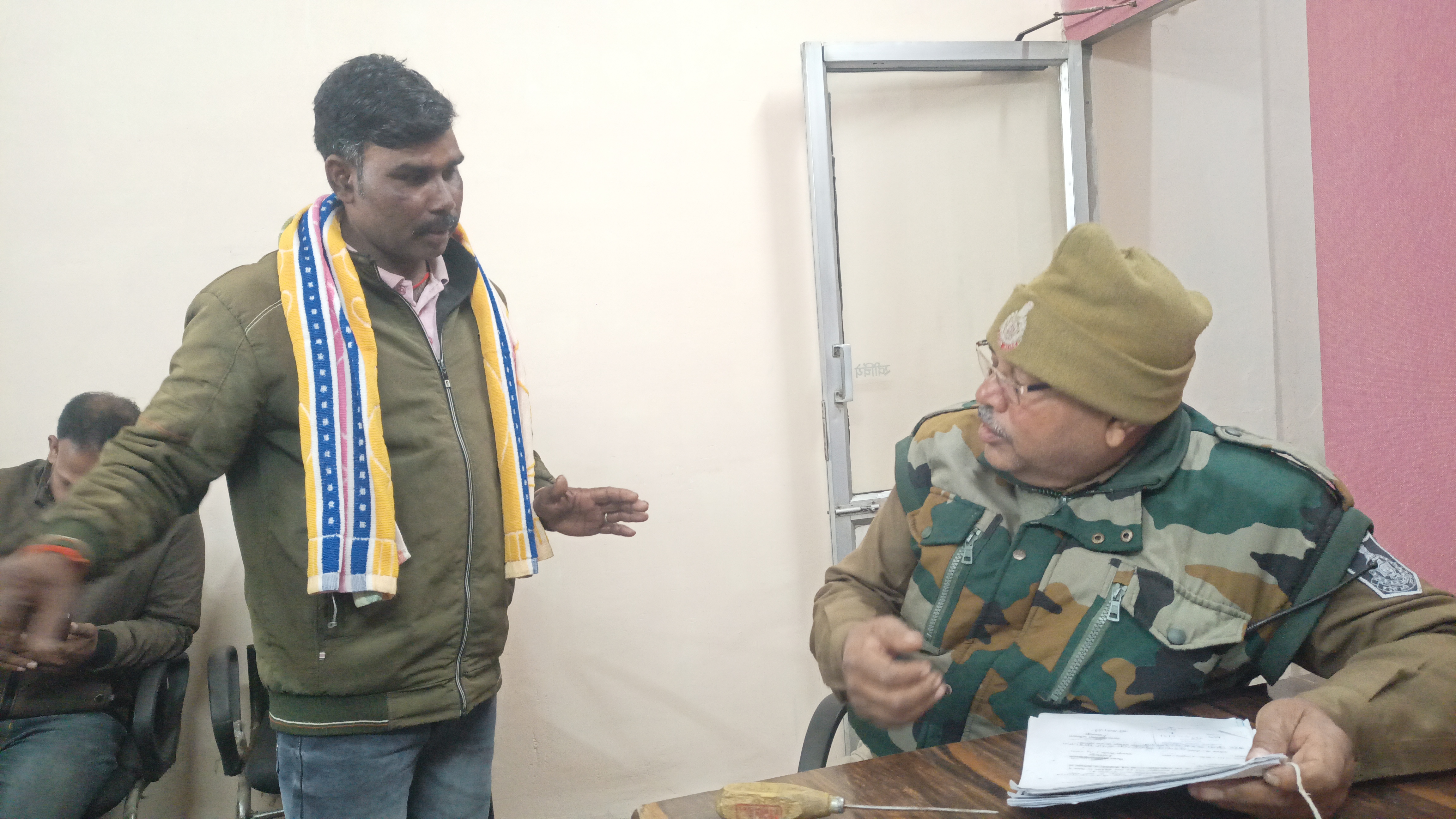 चलते ई रिक्शा में मोबाईल पार करने वालों को तलाश रही पुलिस चलते ई रिक्शा में मोबाईल पार करने वालों को तलाश रही पुलिस