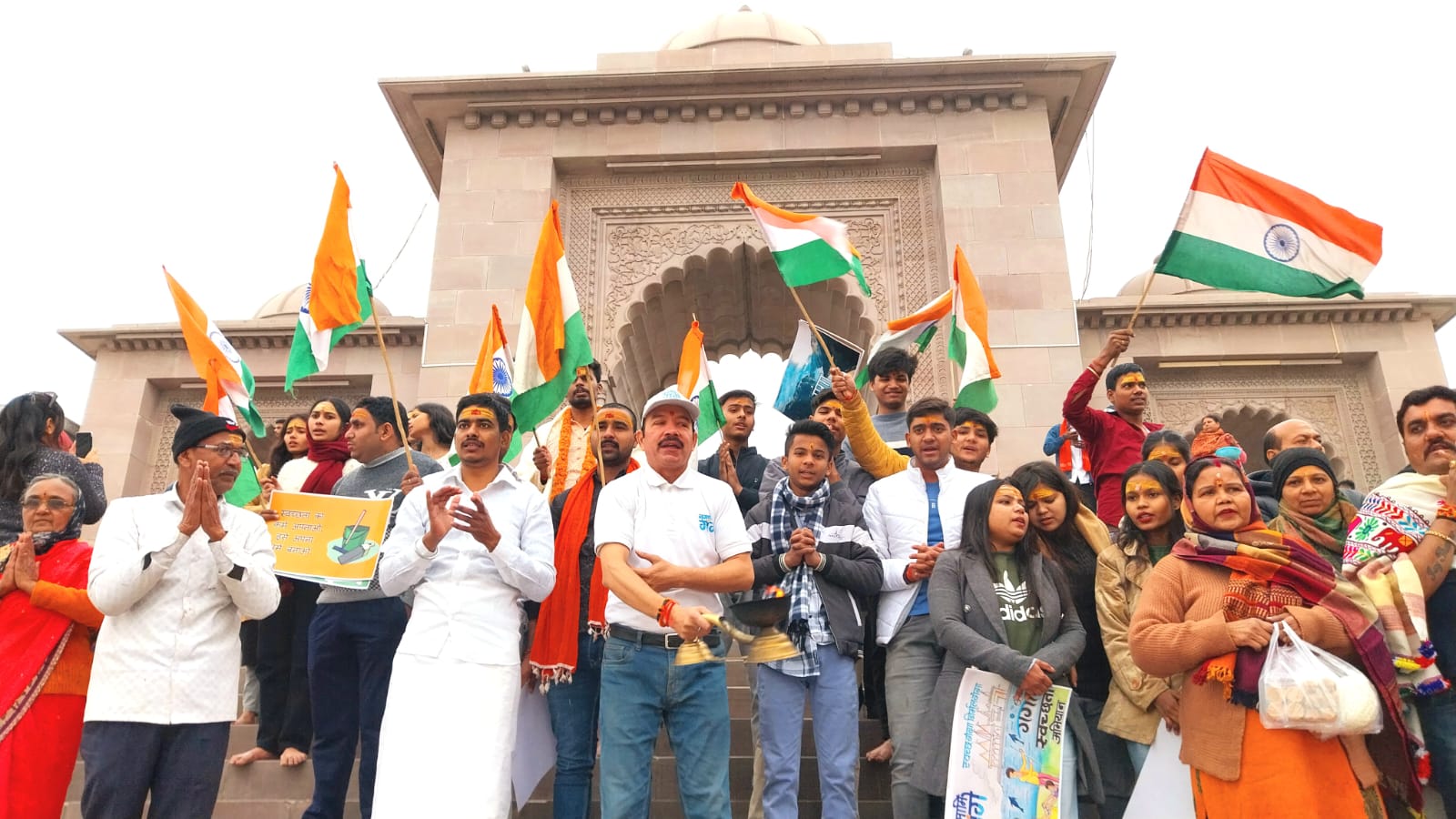 गंगा द्वार पर आरती :फोटो बच्चा गुप्ता गंगा द्वार पर आरती :फोटो बच्चा गुप्ता