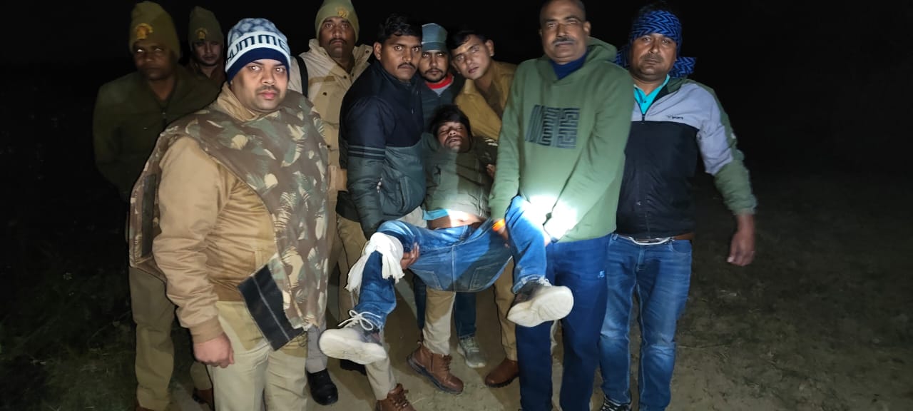 घायल बदमाश को ले जाती पुलिस घायल बदमाश को ले जाती पुलिस