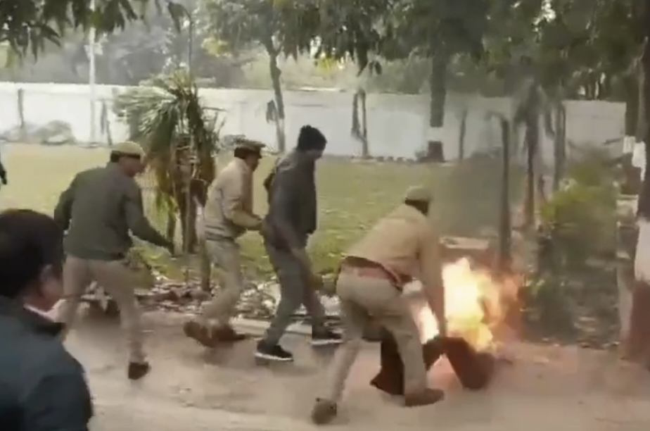 एसएसपी ऑफिस परिसर में युवक ने किया आत्महदाह,हालत गंभीर : एसएसपी ऑफिस परिसर में युवक ने किया आत्महदाह,हालत गंभीर :