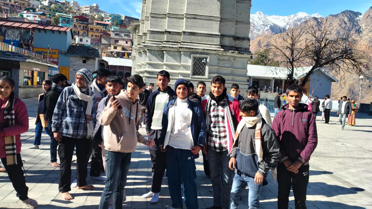 नरसिंह मंदिर में श्रद्धालु। नरसिंह मंदिर में श्रद्धालु।
