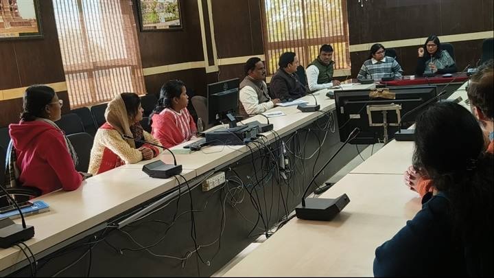 कलेक्टरने ली पेट्रोलियम कंपनियों व पेट्रोल पंप संचालकों की बैठक कलेक्टरने ली पेट्रोलियम कंपनियों व पेट्रोल पंप संचालकों की बैठक