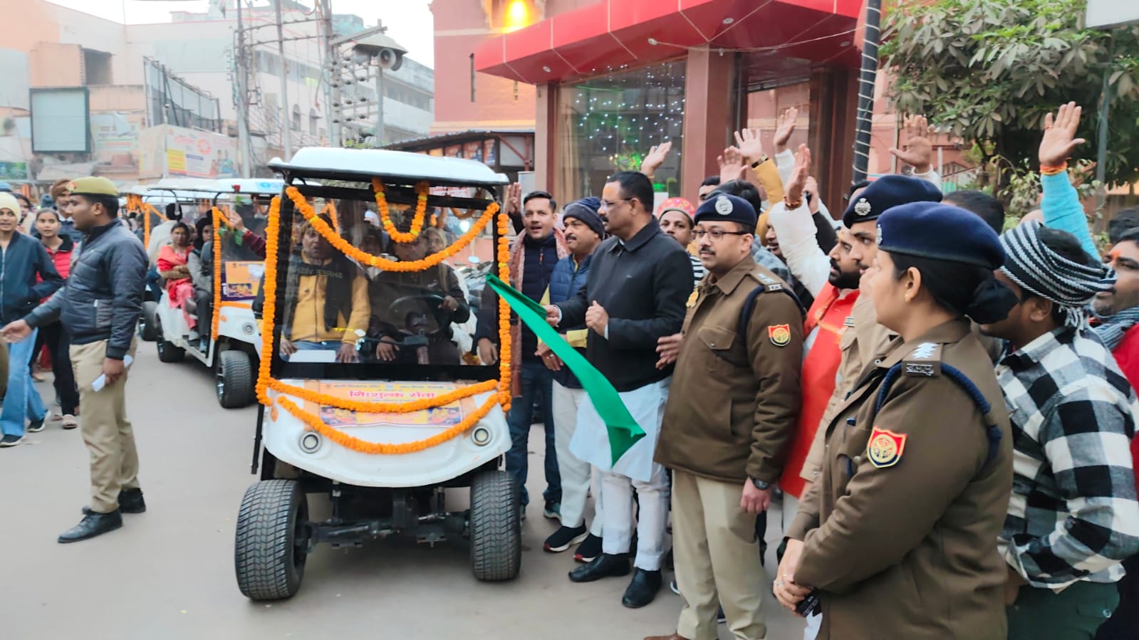 पुलिस प्रशासन को गोल्फ कार्ट सौंपते महापौर: फोटो बच्चा गुप्ता पुलिस प्रशासन को गोल्फ कार्ट सौंपते महापौर: फोटो बच्चा गुप्ता