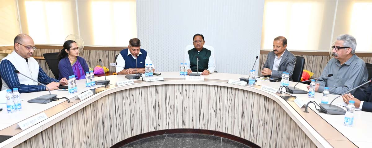 मुख्यमंत्री साय सचिवों और विभागाध्यक्षों की बैठक लेते मुख्यमंत्री साय सचिवों और विभागाध्यक्षों की बैठक लेते