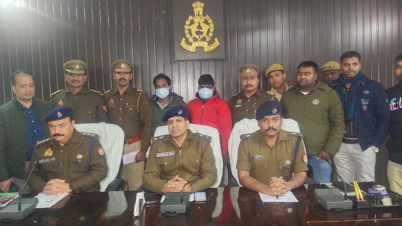 पत्रकार वार्ता में गिरफ्तार तस्करों के साथ पुलिस अफसर पत्रकार वार्ता में गिरफ्तार तस्करों के साथ पुलिस अफसर