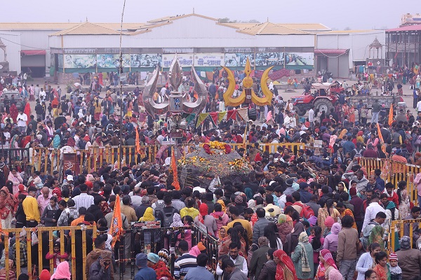 सीहोर: नए साल में कुबेरेश्वरधाम पहुंचे लाखों श्रद्धालु, लगी लंबी-लंबी कतारें सीहोर: नए साल में कुबेरेश्वरधाम पहुंचे लाखों श्रद्धालु, लगी लंबी-लंबी कतारें