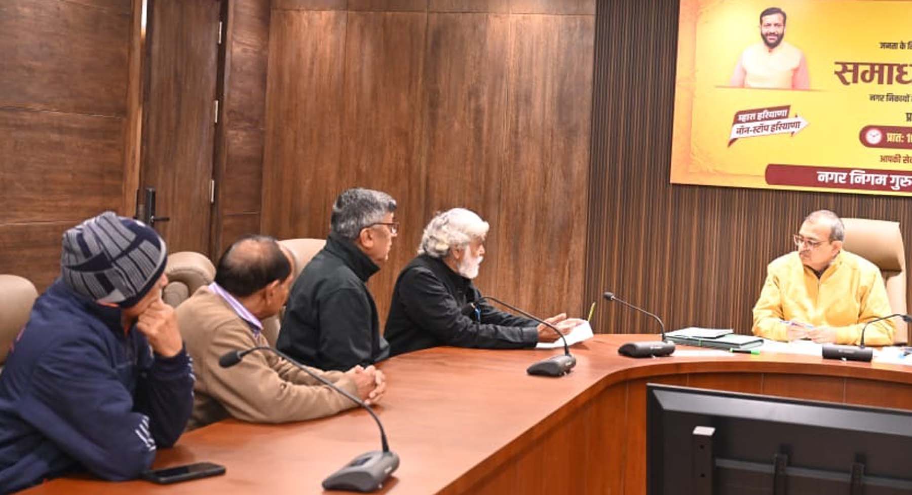 फोटो नंबर-01: गुरुग्राम नगर निगम में समाधान शिविर में शिकायतें सुनते निगमायुक्त अशोक कुमार गर्ग। फोटो नंबर-01: गुरुग्राम नगर निगम में समाधान शिविर में शिकायतें सुनते निगमायुक्त अशोक कुमार गर्ग।
