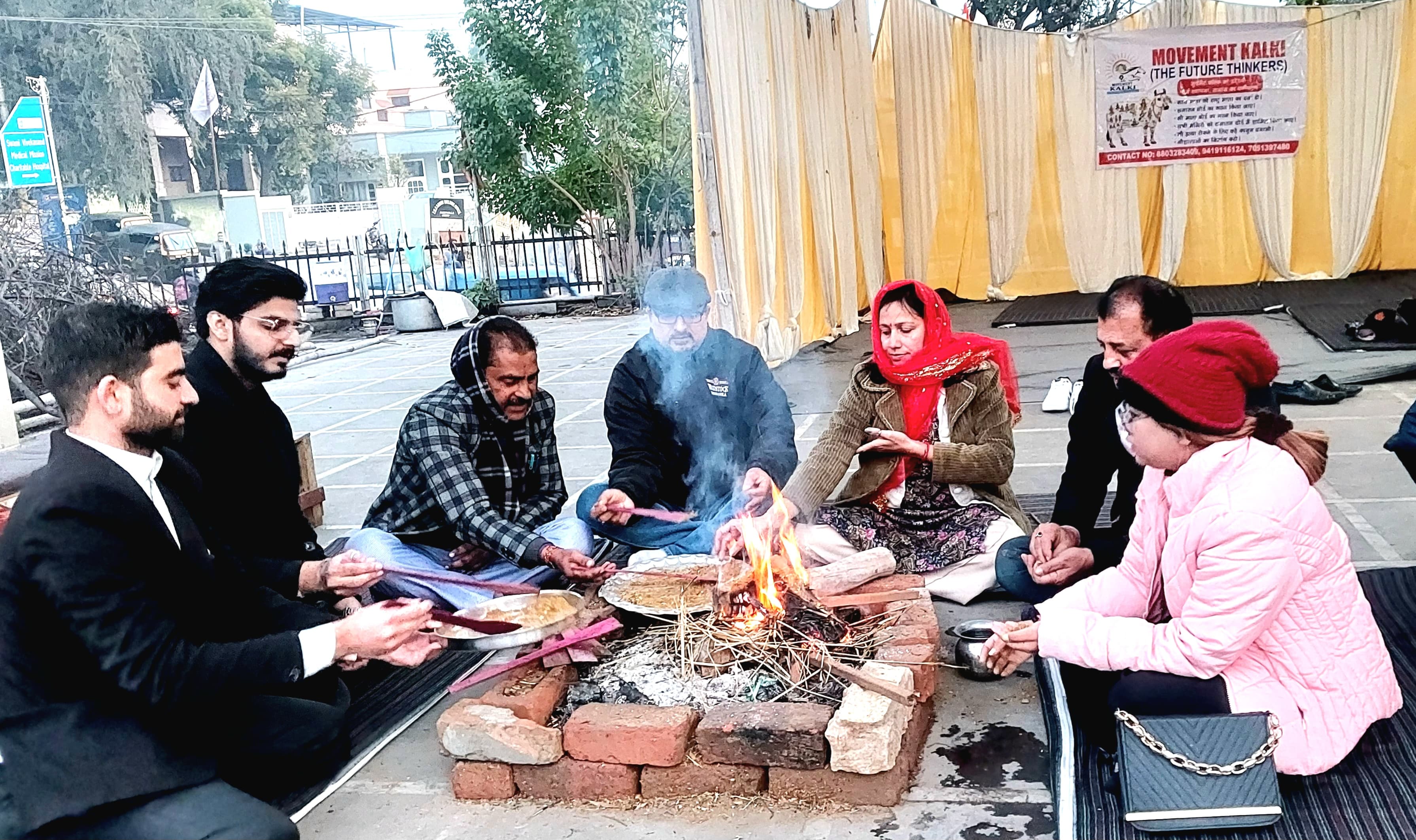 गाय को राष्ट्रीय माता का दर्जा दिलाने के लिए प्रदर्शन 73वें दिन जारी, नववर्ष पर हवन का आयोजन गाय को राष्ट्रीय माता का दर्जा दिलाने के लिए प्रदर्शन 73वें दिन जारी, नववर्ष पर हवन का आयोजन
