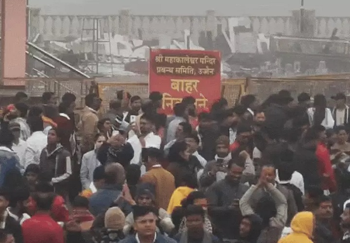 महाकाल मंदिर में उमड़ी भीड़ महाकाल मंदिर में उमड़ी भीड़