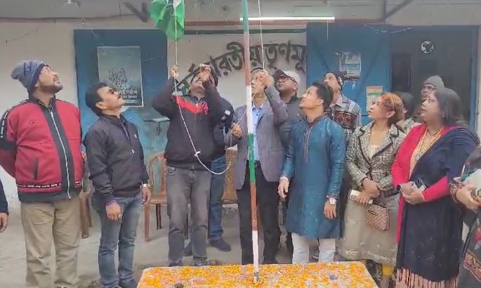 स्थापना दिवस पर मेयर ने पार्टी का झंडा फहराया स्थापना दिवस पर मेयर ने पार्टी का झंडा फहराया