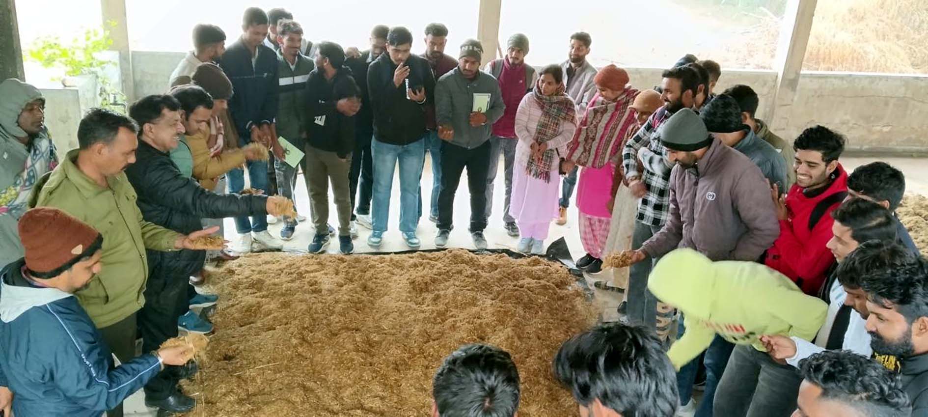 प्रशिक्षण के दौरान प्रतिभागियों को जानकारी देते विशेषज्ञ। प्रशिक्षण के दौरान प्रतिभागियों को जानकारी देते विशेषज्ञ।