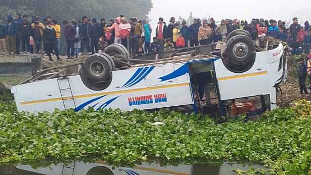 कूचबिहार में जलाशय में पलटी बस, कई घायल कूचबिहार में जलाशय में पलटी बस, कई घायल