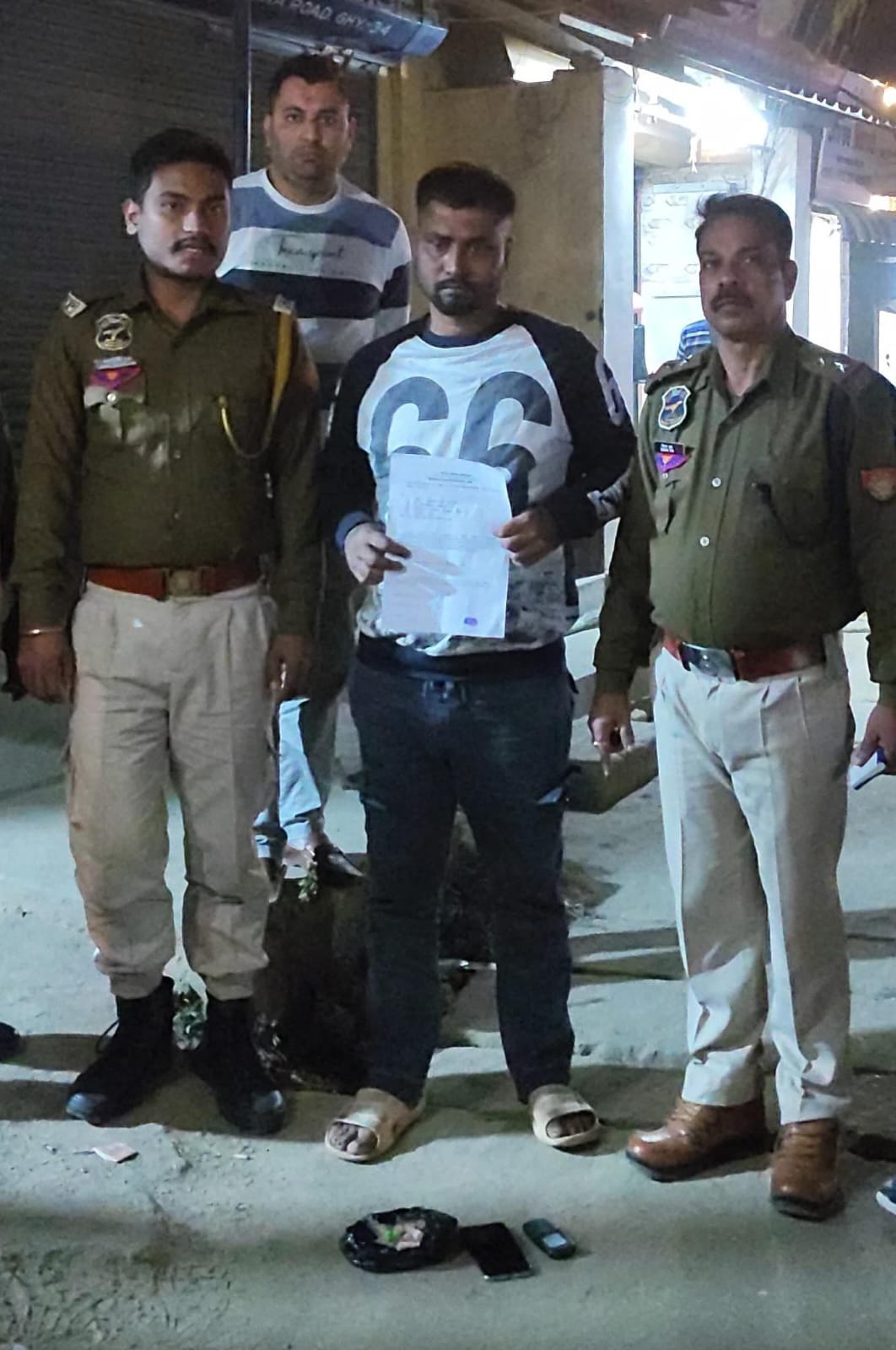 लोखरा रोड पर एसटीएफ की छापेमारी में गिरफ्तार ड्रग्स तस्कर की तस्वीर। लोखरा रोड पर एसटीएफ की छापेमारी में गिरफ्तार ड्रग्स तस्कर की तस्वीर।