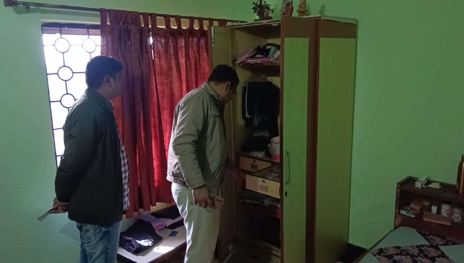 घर में बिखरा पड़ा सामान घर में बिखरा पड़ा सामान