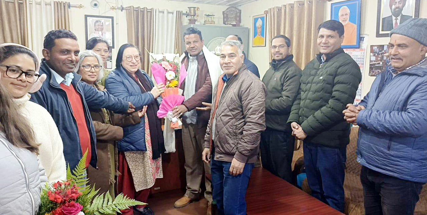 वनस्पति विज्ञान विभाग का अध्यक्ष बनने पर प्रो. ललित तिवारी का अभिनंदन करते परिसर निदेशक एवं अन्य। वनस्पति विज्ञान विभाग का अध्यक्ष बनने पर प्रो. ललित तिवारी का अभिनंदन करते परिसर निदेशक एवं अन्य।