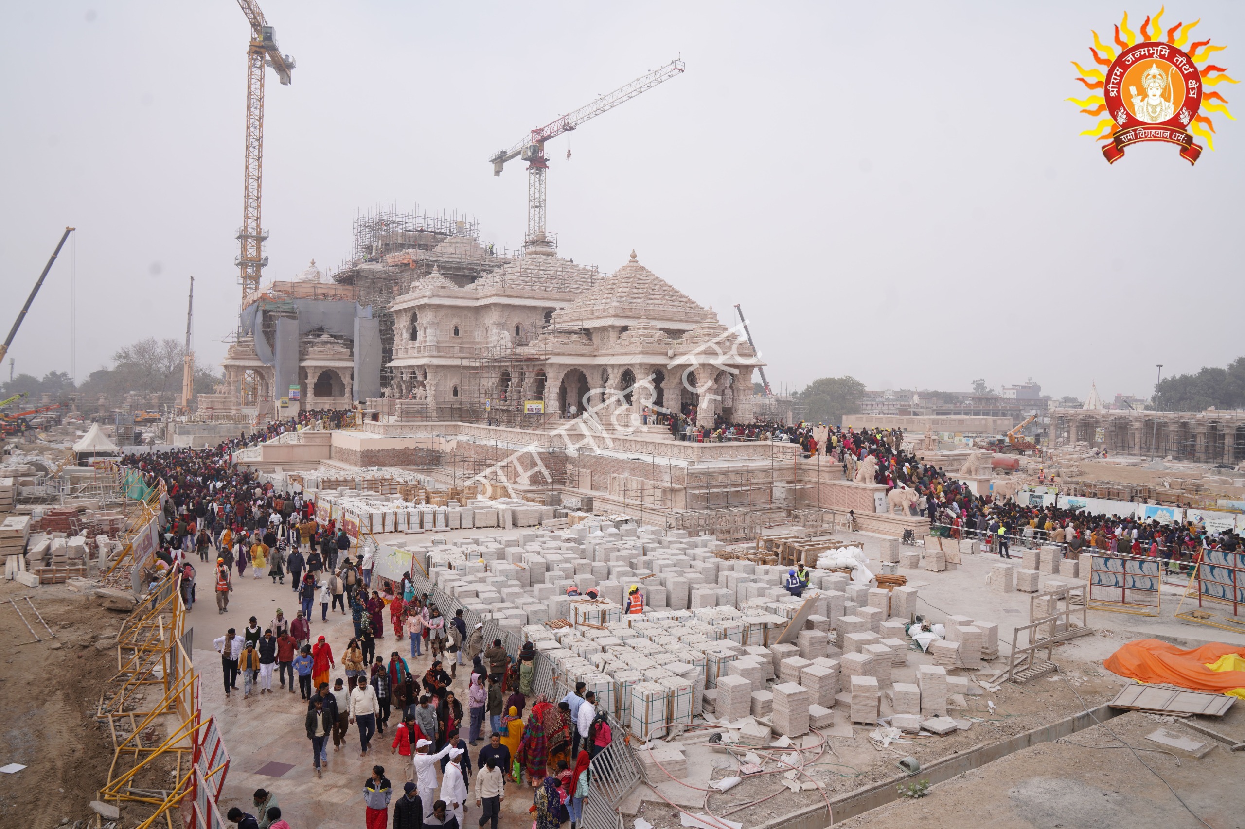 श्री राम जन्मभूमि मंदिर में राम लला को माथा टेकने पहुंचे लाखों श्रद्धालु श्री राम जन्मभूमि मंदिर में राम लला को माथा टेकने पहुंचे लाखों श्रद्धालु