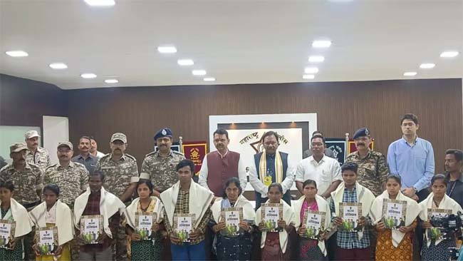 गढ़चिरौली में 11 नक्सलियों ने मुख्यमंत्री के समक्ष आत्मसमर्पण किया गढ़चिरौली में 11 नक्सलियों ने मुख्यमंत्री के समक्ष आत्मसमर्पण किया