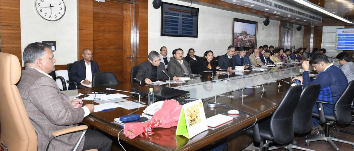समीक्षा बैठक करते मुख्य सचिव मनोज कुमार सिंह समीक्षा बैठक करते मुख्य सचिव मनोज कुमार सिंह