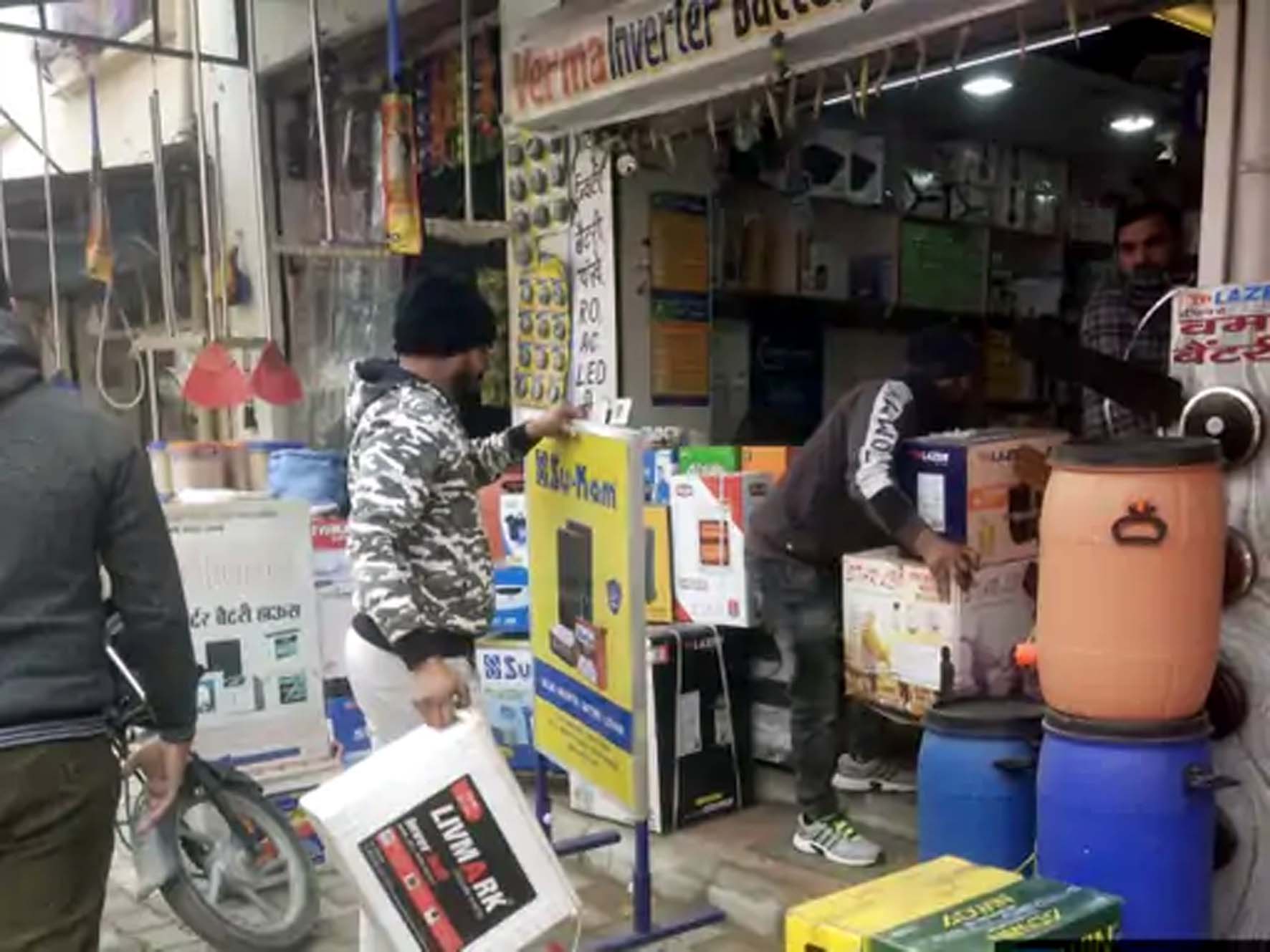दुकानदारों का सामान जब्त करते नगरपालिका कर्मचारी। दुकानदारों का सामान जब्त करते नगरपालिका कर्मचारी।