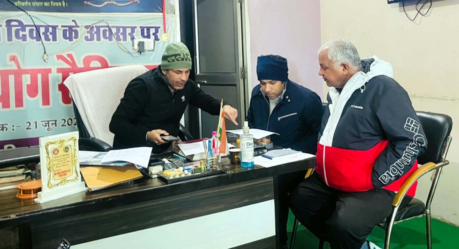 छापेमारी के दौरान नशा मुक्ति केंद्र के रिकार्ड की जांच करते सीएम फ्लाइंग टीम के अधिकारी।