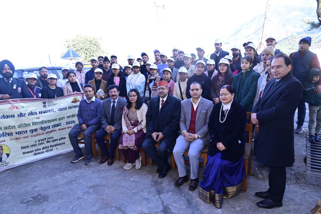 चयनित अभ्यर्थी कुलपति के साथ। चयनित अभ्यर्थी कुलपति के साथ।