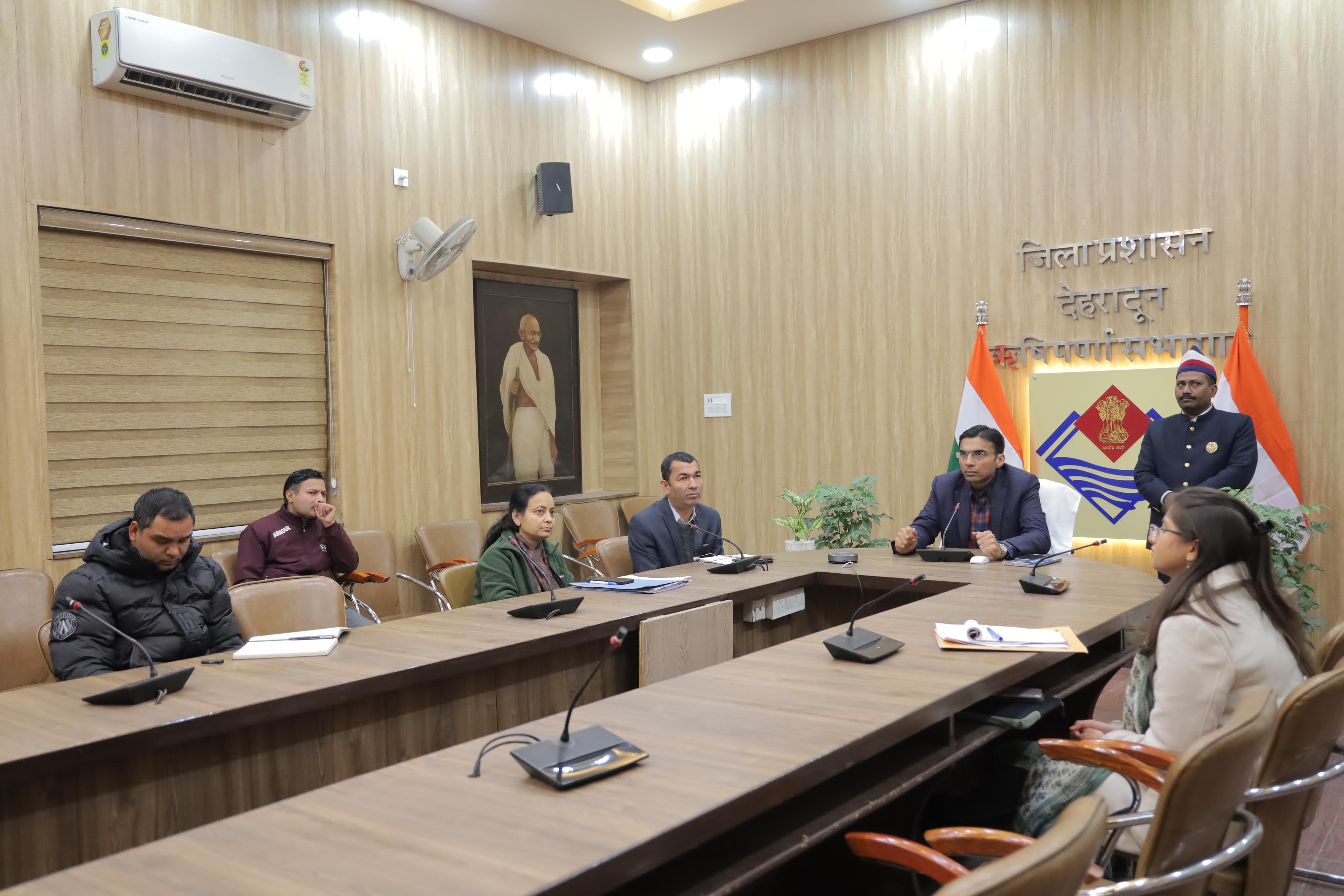 समीक्षा बैठक करते डीएम सविन बंसल। समीक्षा बैठक करते डीएम सविन बंसल।