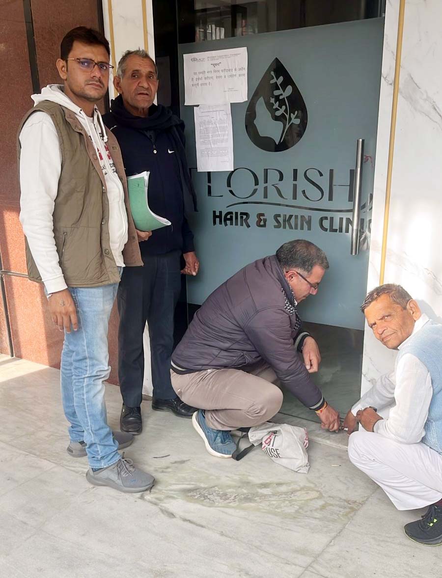 सीलिंग करते हुए नगर निगम के कर्मचारी सीलिंग करते हुए नगर निगम के कर्मचारी