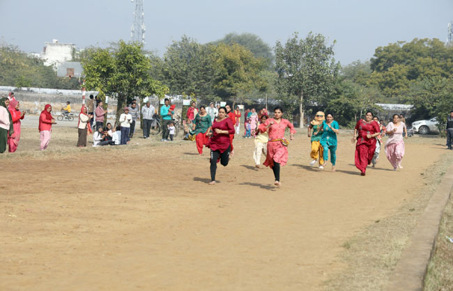 प्रतियोगिता में भाग लेती महिलाएं। प्रतियोगिता में भाग लेती महिलाएं।