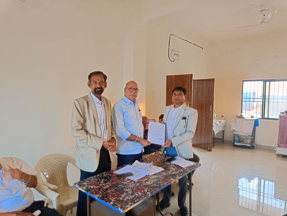 जिला आयुर्वेद संघ के अध्यक्ष निर्वाचित होने के बाद प्रमाण पत्र लेते डा अवध पचौरी। जिला आयुर्वेद संघ के अध्यक्ष निर्वाचित होने के बाद प्रमाण पत्र लेते डा अवध पचौरी।