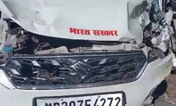 शराबी चालक से अनियंत्रित हुयी कार ने मारी टक्कर,महिला की मौत शराबी चालक से अनियंत्रित हुयी कार ने मारी टक्कर,महिला की मौत