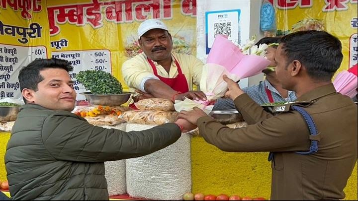 साफ-सफाई मिलने पर भेलपूरी दुकानदार को किया सम्मानित साफ-सफाई मिलने पर भेलपूरी दुकानदार को किया सम्मानित
