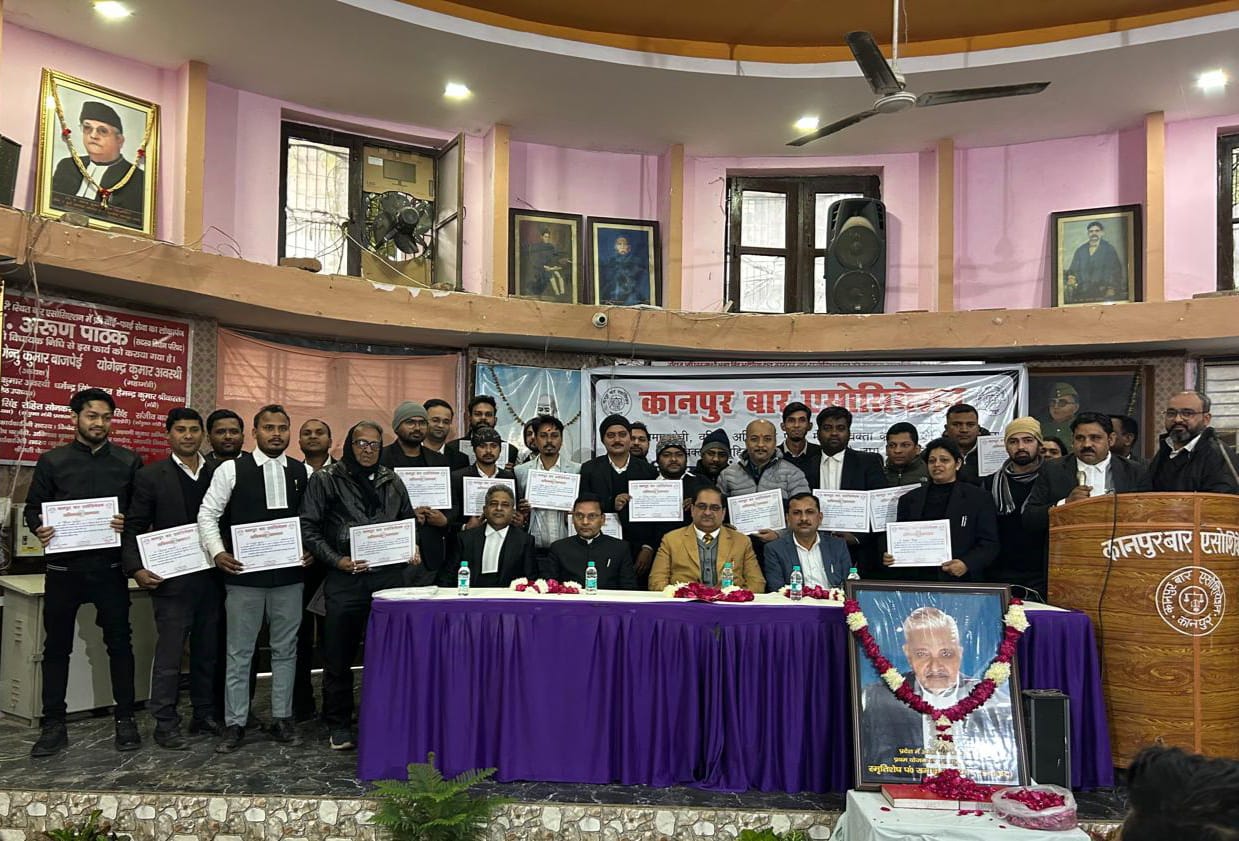 अधिवक्ताओं को सम्मानित करते जिला जज प्रदीप कुमार सिंह अधिवक्ताओं को सम्मानित करते जिला जज प्रदीप कुमार सिंह