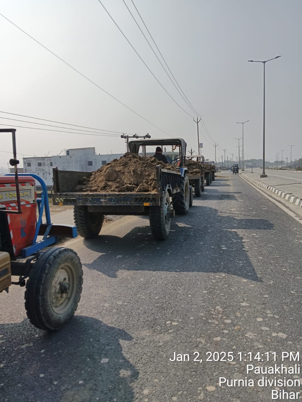 मिट्टी के खनन से क्षेत्र हो रहा खंडहर में तब्दील मिट्टी के खनन से क्षेत्र हो रहा खंडहर में तब्दील