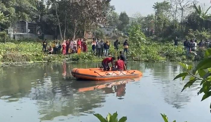 लापता युवक की तलाश में जुटी पुलिस और आपदा मोचन टीम लापता युवक की तलाश में जुटी पुलिस और आपदा मोचन टीम