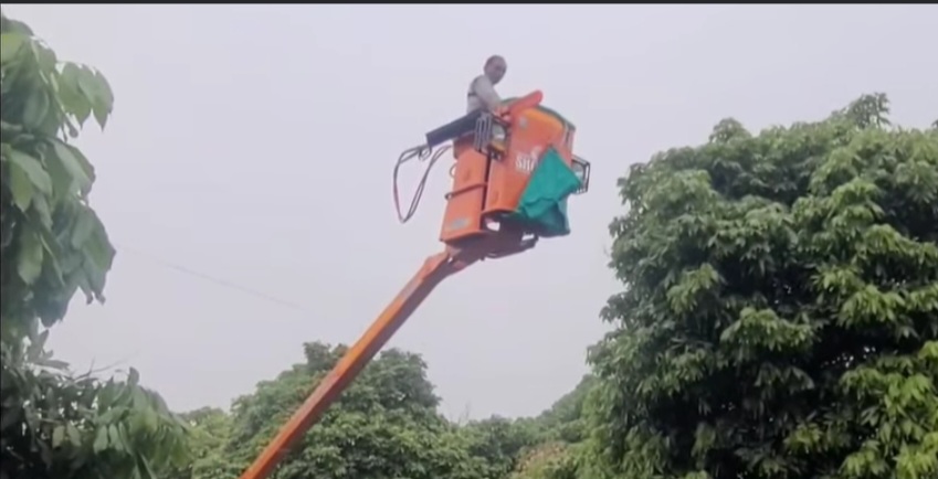 मशीन का प्रयोग करता किसान मशीन का प्रयोग करता किसान