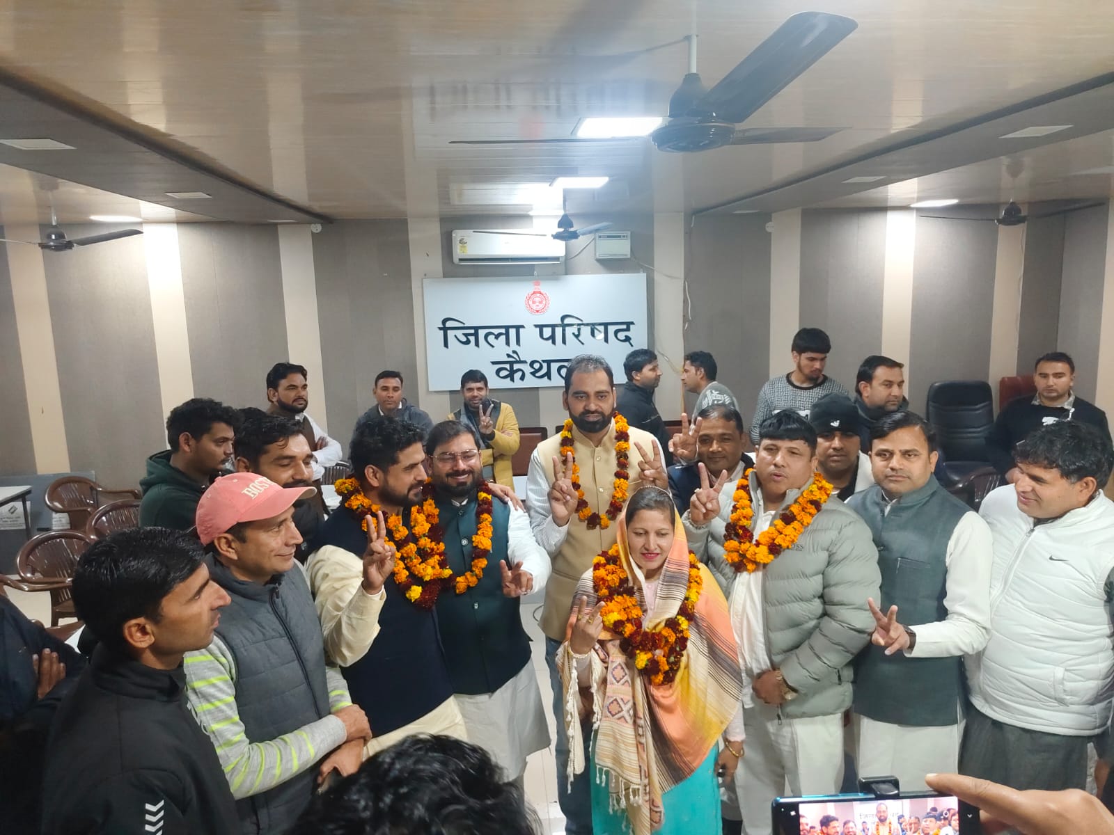 सोनिया के सर्वसम्मति से वाइस चेयरपर्सन बनने के बाद उन्हें माला पहनकर खुशी जाहिर करते जिला पार्षद सोनिया के सर्वसम्मति से वाइस चेयरपर्सन बनने के बाद उन्हें माला पहनकर खुशी जाहिर करते जिला पार्षद